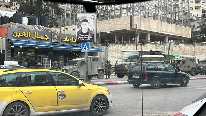 الاحتلال يعتقل مواطنا بعد مداهمة منزل في مدينة نابلس