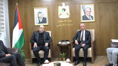 رئيس سلطة الأراضي يلتقي مدير عام الخدمات الطبية ويُسلّمه تخصيصا