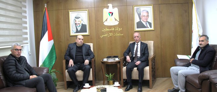 رئيس سلطة الأراضي يلتقي مدير عام الخدمات الطبية ويُسلّمه تخصيصا