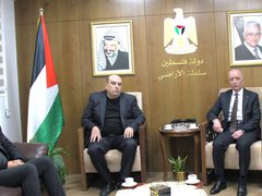 رئيس سلطة الأراضي يلتقي مدير عام الخدمات الطبية ويُسلّمه تخصيصا