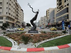 تخليداً لذكراه .. مؤسسات نابلس تدشن ميداناً باسم الراحل بسام الشكعة