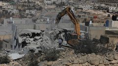 الاحتلال يهدم منزلا وبركسا ويخطر بهدم آخر في أريحا