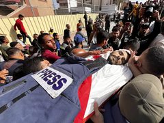 غزة.. شهيد قرب دوار بني سهيلا وتشييع حاشد للصحفيين الشهداء