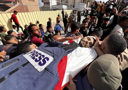 غزة.. شهيد قرب دوار بني سهيلا وتشييع حاشد للصحفيين الشهداء