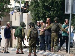 الاحتلال يطلق سراح خمسة مستوطنين متورطين باعتداءات إرهابية في الضفة