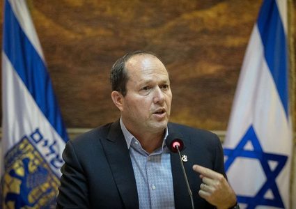 منظمة حقوقية ترفع دعوى لاعتقال الوزير الإسرائيلي نير بركات في سويسرا