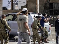 إصابة عدد من الشبان برضوض خلال هجوم لمستوطنين في قصرة