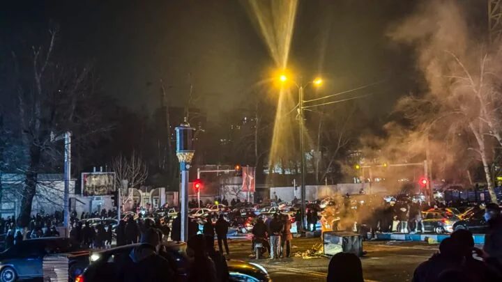 الحرس الثوري يتهم استخبارات 10 دول بإشعال احتجاجات إيران ويعلن توقيف المئات