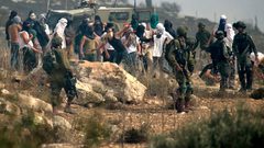 مستوطنون يدمرون محتويات مسجد شرق نابلس