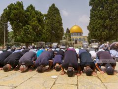 الآلاف يؤدون صلاة الجمعة في "الأقصى"