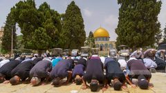 الآلاف يؤدون صلاة الجمعة في "الأقصى"