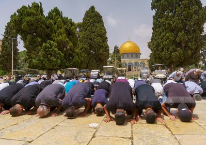 الآلاف يؤدون صلاة الجمعة في "الأقصى"