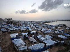 خيام النازحين تتكدس في ميناء غزة المدمر، في ظل ظروف معيشية قاسية بعد تدمير أكثر من 80% من البنية التحتية جراء الحرب الإسرائيلية على قطاع غزة، وفق الأمم المتحدة.