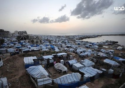 خيام النازحين تتكدس في ميناء غزة المدمر، في ظل ظروف معيشية قاسية بعد تدمير أكثر من 80% من البنية التحتية جراء الحرب الإسرائيلية على قطاع غزة، وفق الأمم المتحدة.