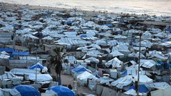 خيام النازحين تتكدس في ميناء غزة المدمر، في ظل ظروف معيشية قاسية بعد تدمير أكثر من 80% من البنية التحتية جراء الحرب الإسرائيلية على قطاع غزة، وفق الأمم المتحدة.