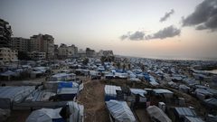 خيام النازحين تتكدس في ميناء غزة المدمر، في ظل ظروف معيشية قاسية بعد تدمير أكثر من 80% من البنية التحتية جراء الحرب الإسرائيلية على قطاع غزة، وفق الأمم المتحدة.