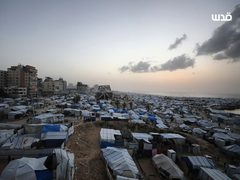 خيام النازحين تتكدس في ميناء غزة المدمر، في ظل ظروف معيشية قاسية بعد تدمير أكثر من 80% من البنية التحتية جراء الحرب الإسرائيلية على قطاع غزة، وفق الأمم المتحدة.