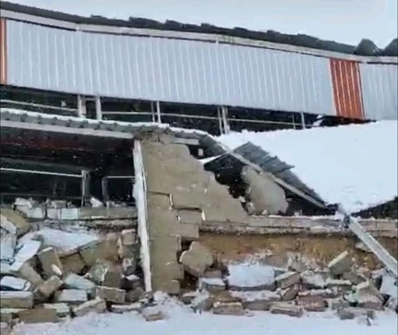 الثلوج تضرب نينوى في العراق .. انهيار ملعب ربيعة بعد ساعات من كارثة الحمدانية