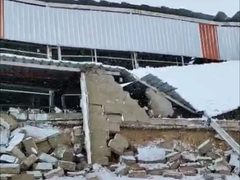 الثلوج تضرب نينوى في العراق .. انهيار ملعب ربيعة بعد ساعات من كارثة الحمدانية