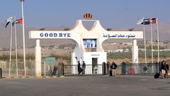 الاحتلال يمنع وفد النقابات التعليمية الدولي من دخول فلسطين عبر معبر الكرامة