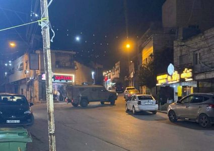 إصابات واعتقالات وتخريب ممتلكات خلال اقتحام الاحتلال عدة مناطق بالخليل