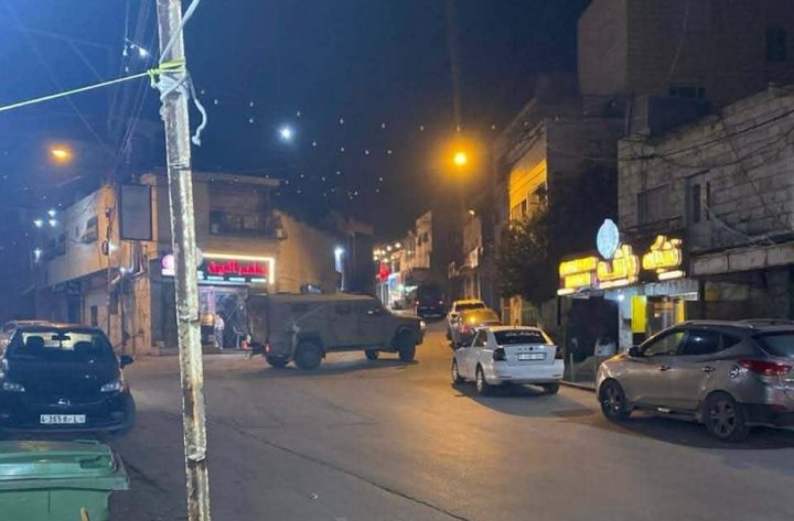 إصابات واعتقالات وتخريب ممتلكات خلال اقتحام الاحتلال عدة مناطق بالخليل