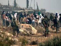 مستوطنون وقوات الاحتلال يقحمون برك سليمان جنوب بيت لحم