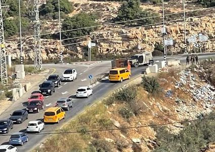 الاحتلال يغلق مدخلي عطارة وعين سينيا شمال رام الله