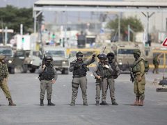 الاحتلال ينصب حاجزا عسكريا عند مدخل قرية عين عريك