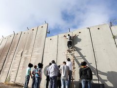 إصابة عامل برصاص الاحتلال شمال القدس