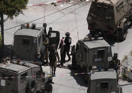 الاحتلال يعتقل مواطنا وثلاثة من أبنائه في بلدة بيت امر شمال الخليل
