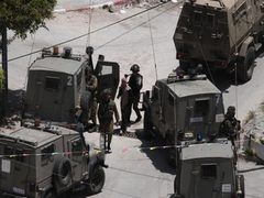 الاحتلال يعتقل مواطنا وثلاثة من أبنائه في بلدة بيت امر شمال الخليل