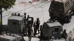 الاحتلال يعتقل مواطنا وثلاثة من أبنائه في بلدة بيت امر شمال الخليل