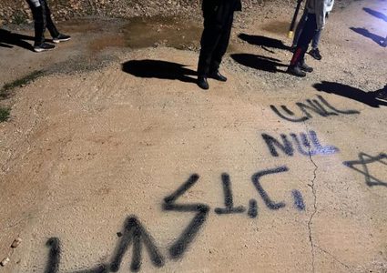 مستوطنون يحرقون مركبتين ويخطون شعارات عنصرية في بلدة عطارة