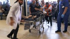 مصابون بقصف الاحتلال عيادة طبية في مخيم جباليا