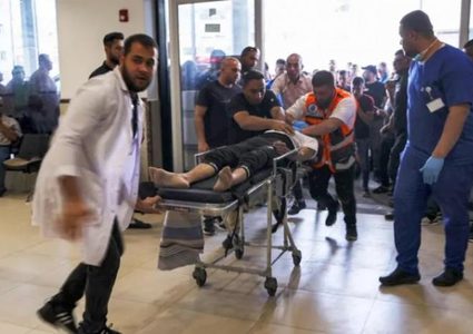 مصابون بقصف الاحتلال عيادة طبية في مخيم جباليا