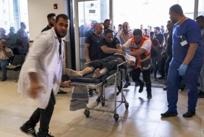 مصابون بقصف الاحتلال عيادة طبية في مخيم جباليا