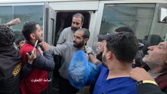 وصول ستة اسرى محررين الى مستشفى الاقصى