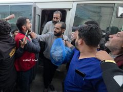 وصول ستة اسرى محررين الى مستشفى الاقصى