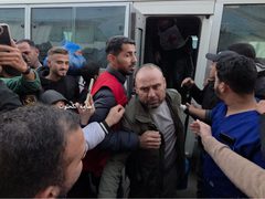 وصول ستة اسرى محررين الى مستشفى الاقصى