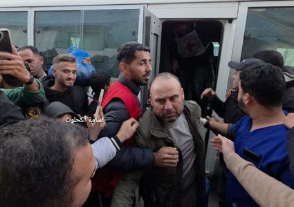 وصول ستة اسرى محررين الى مستشفى الاقصى