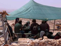 مستوطنون ينصبون خيمة قرب منزل في جبل جوهر شرق الخليل ويعتدون على أصحابه