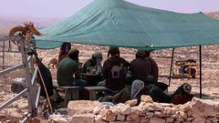 مستوطنون ينصبون خيمة قرب منزل في جبل جوهر شرق الخليل ويعتدون على أصحابه