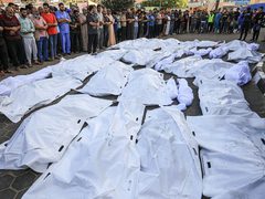 نقل رفات 50 شهيدا من "مقبرة عشوائية" في مدينة غزة