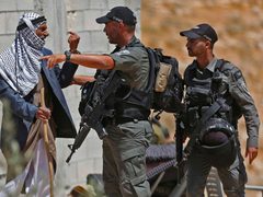 الاحتلال يعلن جزء من المنطقة الغربية لبلدة بيت أولا منطقة عسكرية مغلقة لمدة عام