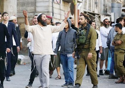 مستوطنون يعتدون بالضرب على طفل ويحاولون دهس آخرين في مسافر يطا