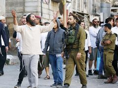 مستوطنون يعتدون بالضرب على طفل ويحاولون دهس آخرين في مسافر يطا