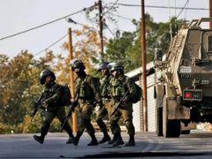 قوة كبيرة من جيش الاحتلال معززة بالجرافات تقتحم محيط مخيم قلنديا وبلدة كفر عقب