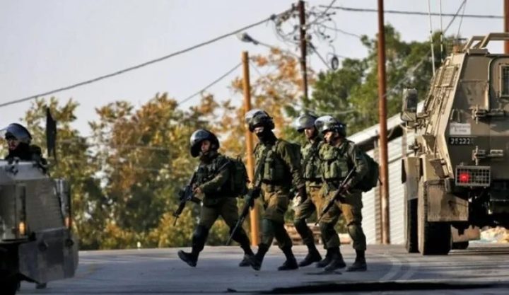 قوة كبيرة من جيش الاحتلال معززة بالجرافات تقتحم محيط مخيم قلنديا وبلدة كفر عقب