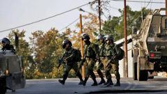 قوة كبيرة من جيش الاحتلال معززة بالجرافات تقتحم محيط مخيم قلنديا وبلدة كفر عقب